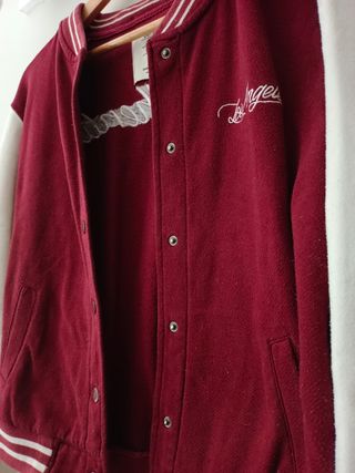Chaqueta tipo beisbolera.