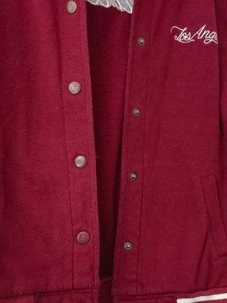 Chaqueta tipo beisbolera.