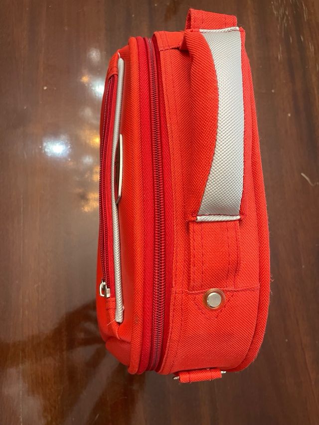 Borsa da toilette rossa e argento