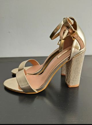 Tacones dorados de fiesta