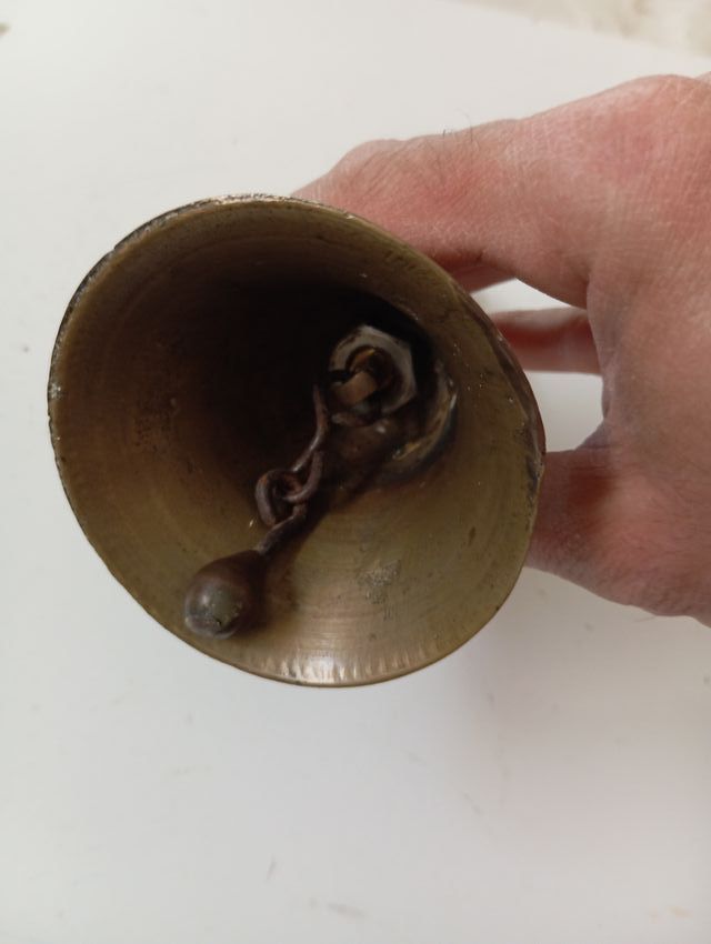 Antigua campanilla de mesa de llamada al servició