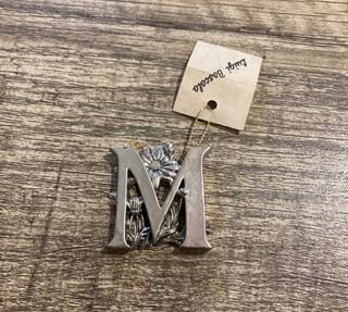 soprammobile lettera M floreale