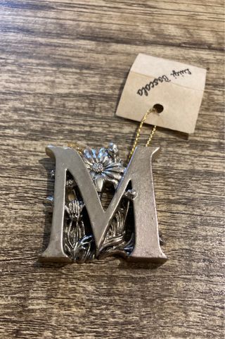 soprammobile lettera M floreale