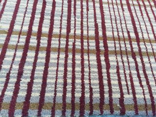 Alfombra rayada beige y roja 104x150cm