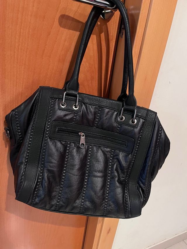Bolso negro acolchado