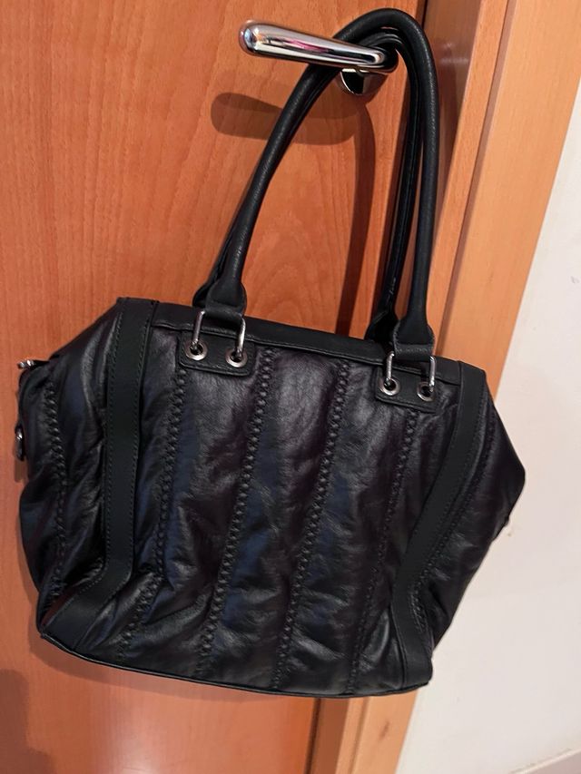 Bolso negro acolchado