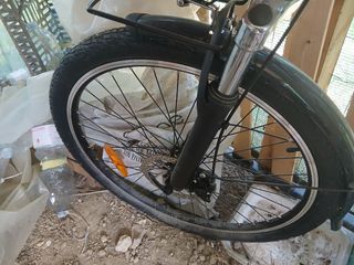 Bicicletta elettrica bianca donna