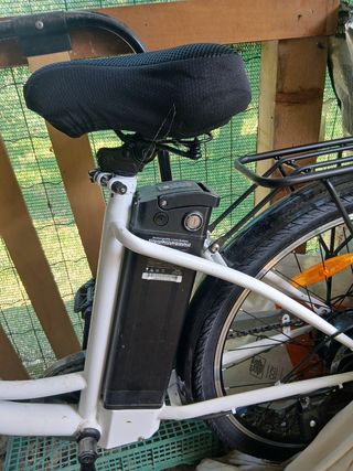 Bicicletta elettrica bianca donna