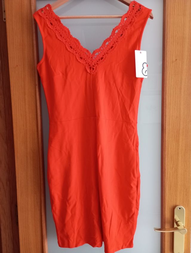 Vestido rojo con encaje
