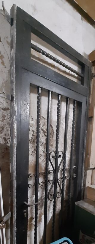 Puerta metalica exterior negra