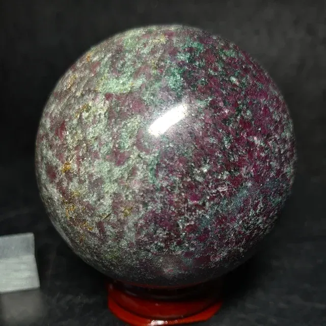 Sfera minerale fluorescente rubino 7x6cm
