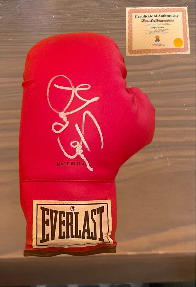 Guante de boxeo autografiado con funda de George Foreman