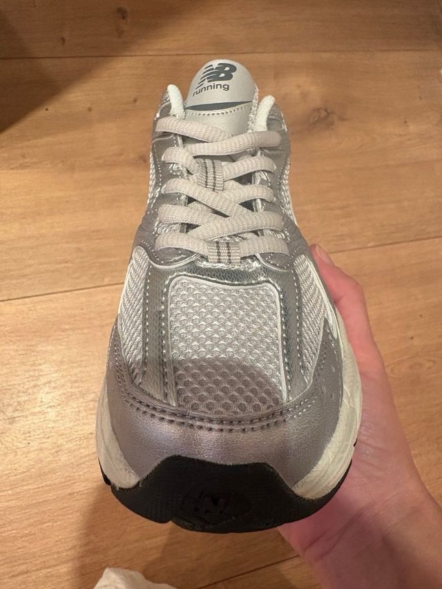 Zapatillas New Balance 528 plata.