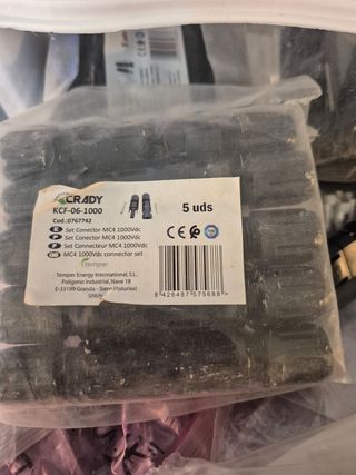 Conector y bridas para placas solares