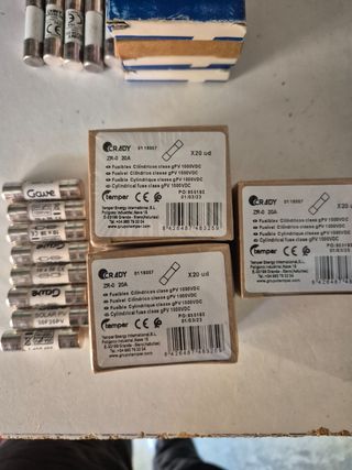 Conector y bridas para placas solares