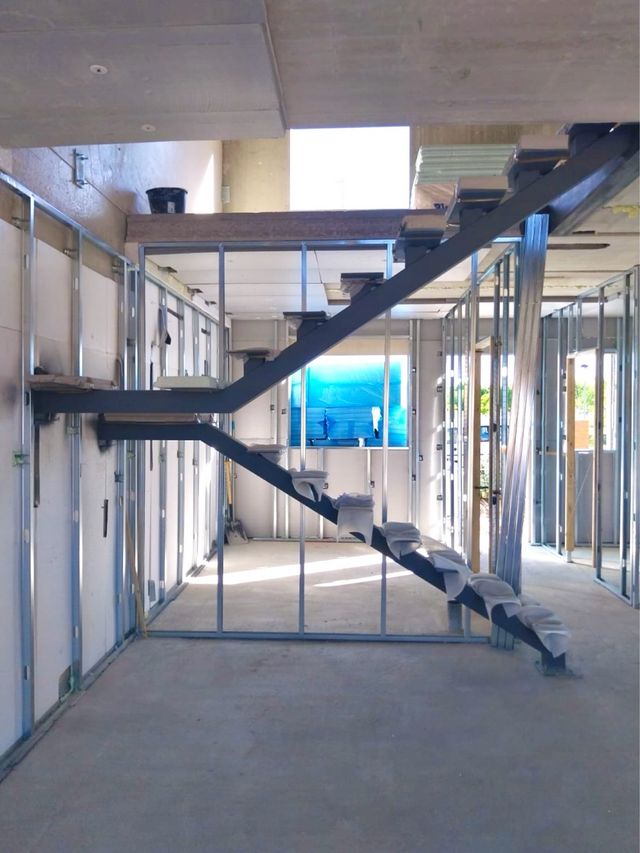 Escalera metálica moderna