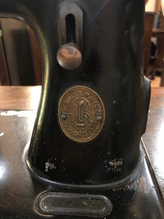 Máquina coser SINGER antigua.