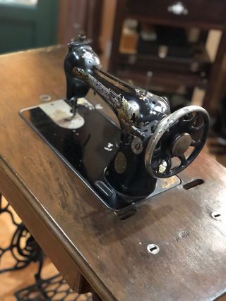 Máquina coser SINGER antigua.