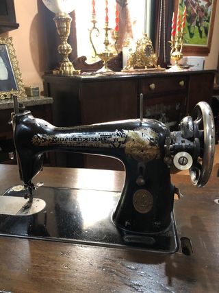 Máquina coser SINGER antigua.