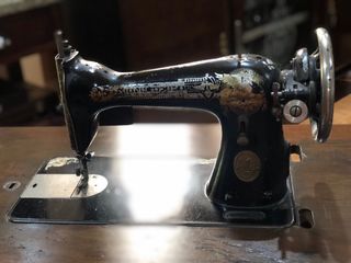 Máquina coser SINGER antigua.