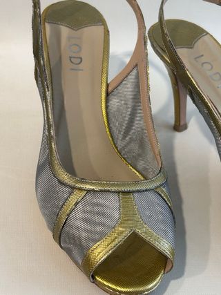 Zapatos Lodi tacón dorado plata