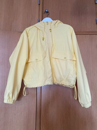 Chaqueta amarilla cortavientos