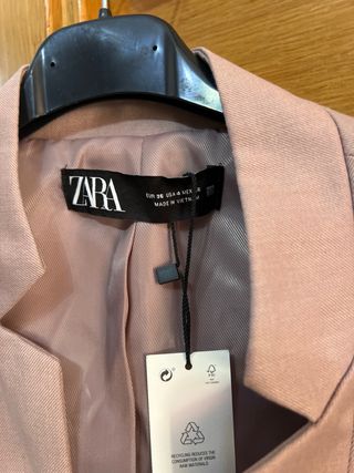 Conjunto Zara - Chaqueta rosa y falda negra