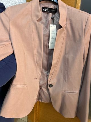 Conjunto Zara - Chaqueta rosa y falda negra