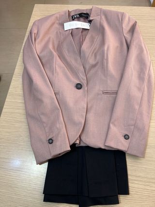 Conjunto Zara - Chaqueta rosa y falda negra