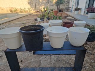 10 macetas plásticas, de distintos colores