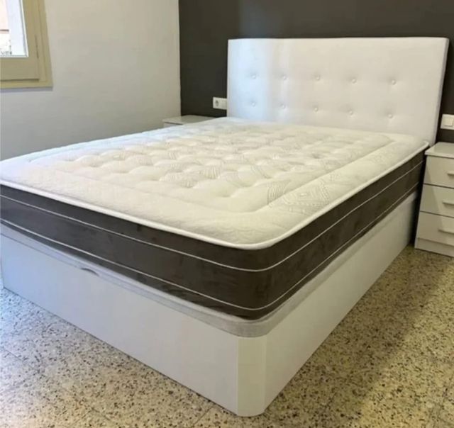 Cama con cabecero tapizado