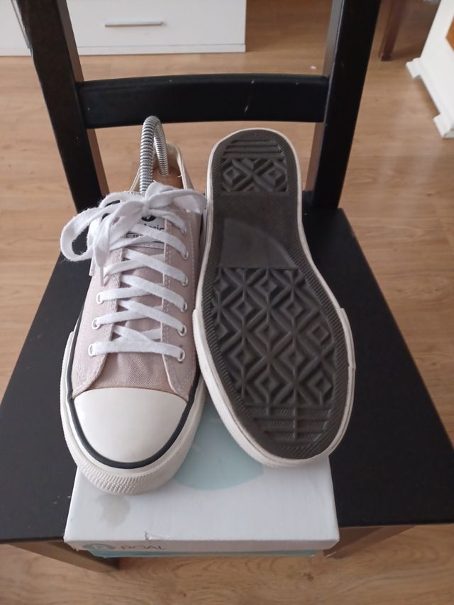 Zapatillas color beis como nuevo