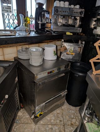 Mobiliario bar:Lavavajillas,barra,cocina,camaras