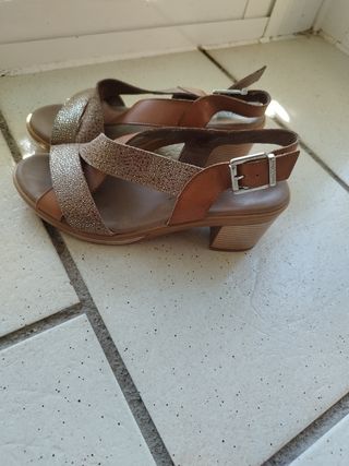 Sandalias tacón dorado-marrón