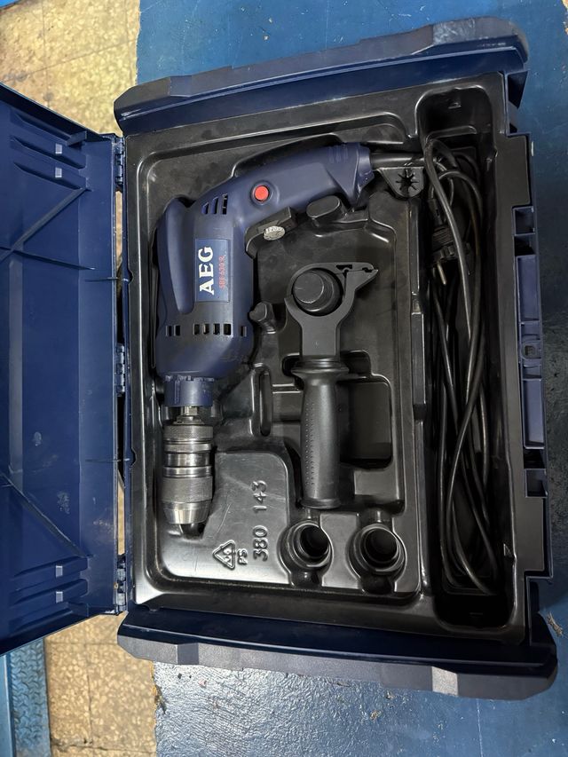 Taladro AEG SBE 630R con maletín