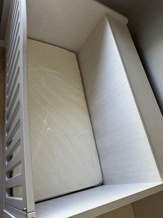 Cuna convertible con cajones