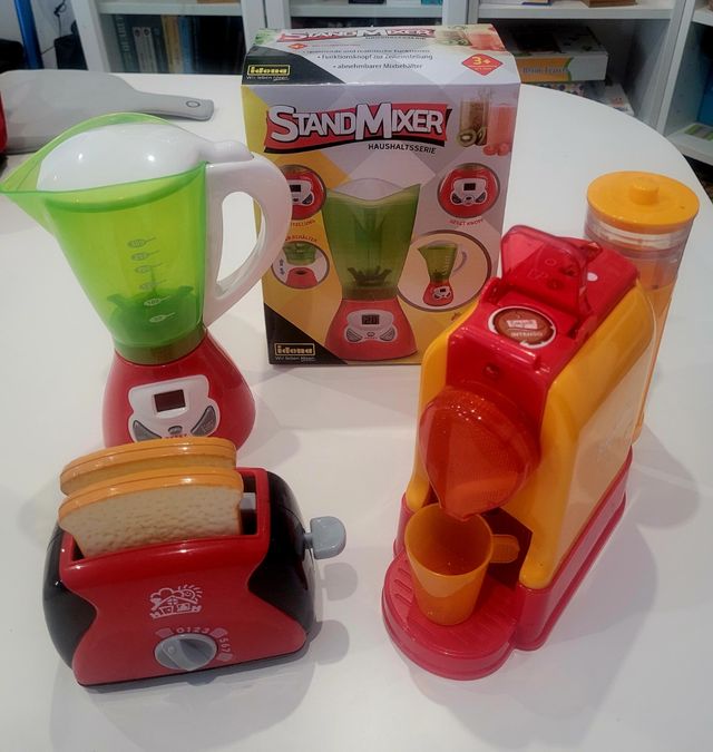Batidora, tostadora, cafetera de juguete.