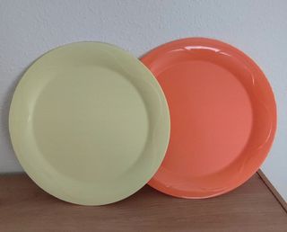 2 Platos llanos; Amarillo y Naranja