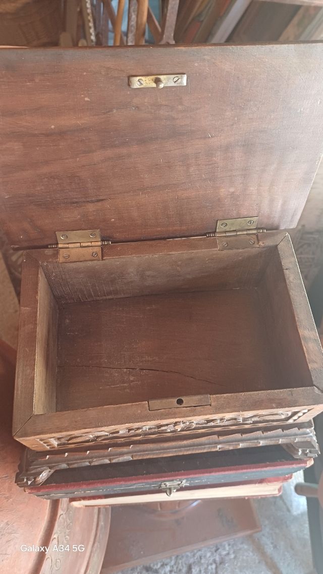 SCATOLA DI LEGNO INTagliata