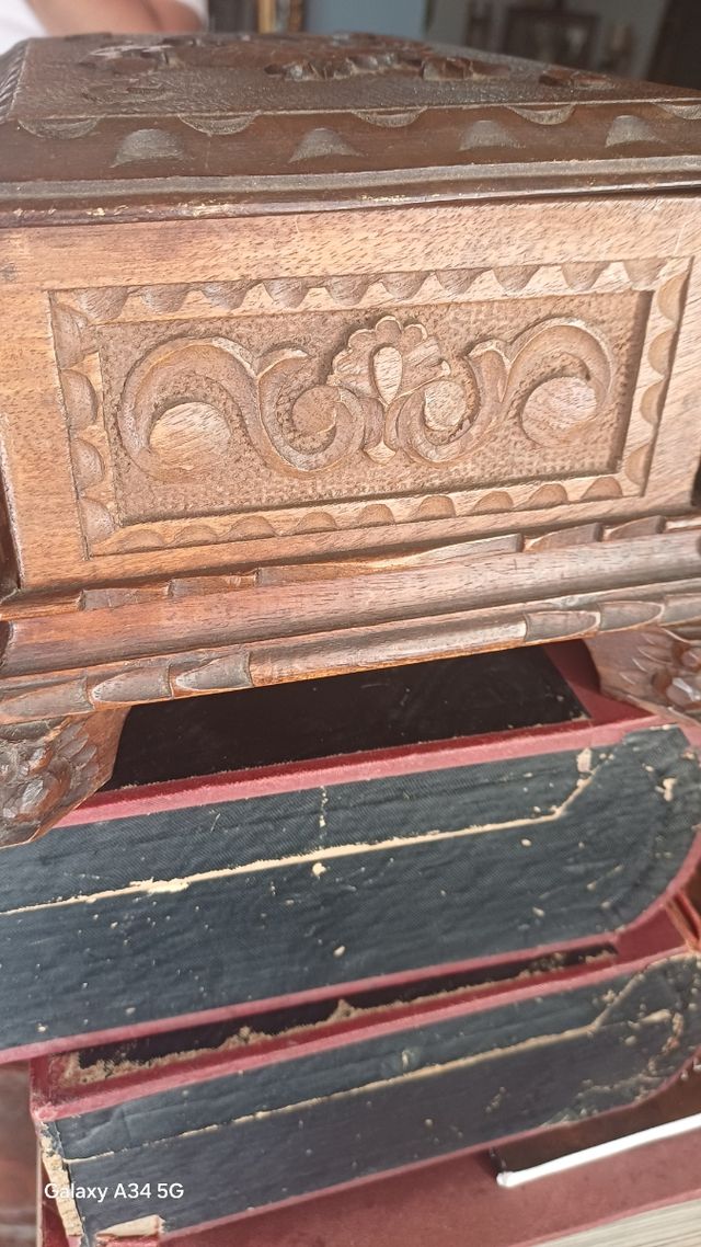 SCATOLA DI LEGNO INTagliata