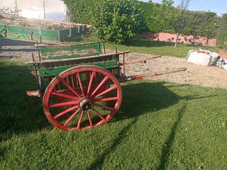Carros antiguos y calesa de caballos