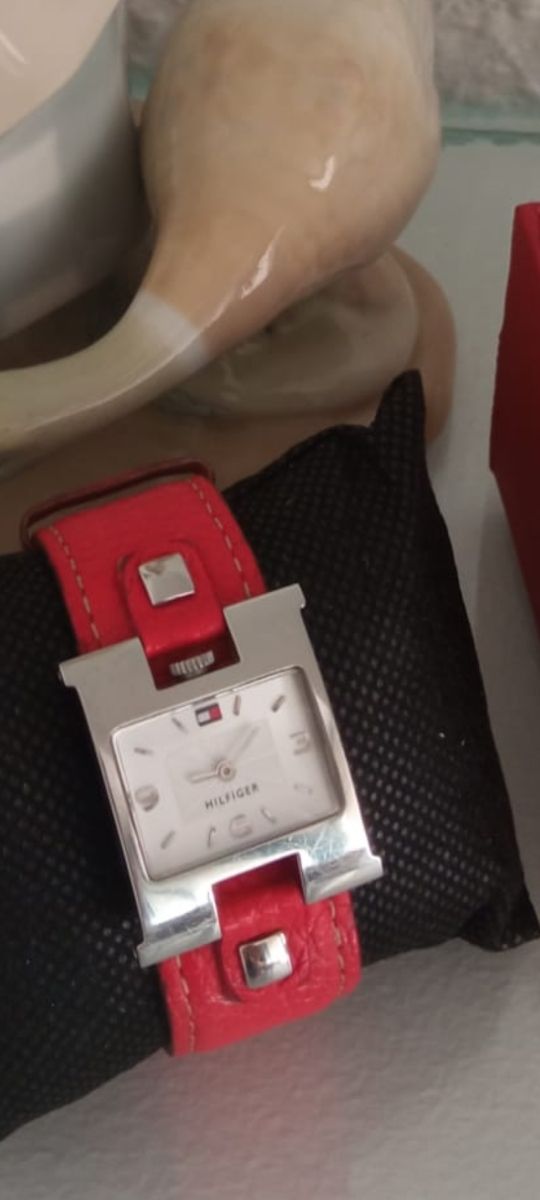 Reloj Tommy Hilfiger rojo