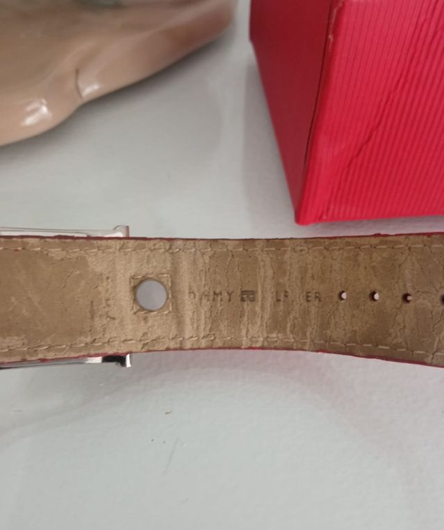 Reloj Tommy Hilfiger rojo