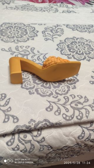 Zapatos de tacón amarillos