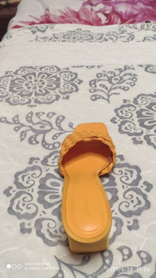 Zapatos de tacón amarillos