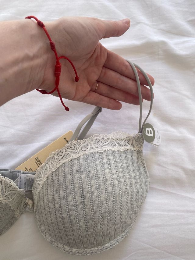 Sujetador gris a estrenar