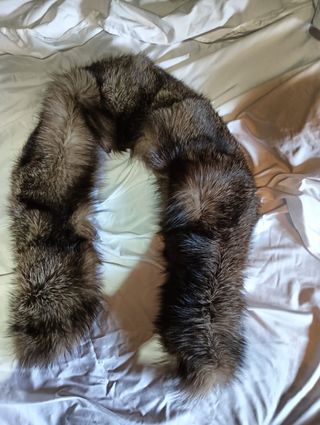 Dos cuellos de piel.