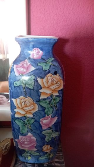 Antiguo jarrón de porcelana china, retro.