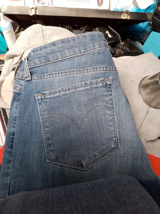 8 Vaqueros Levi's W29 (  6 usado una vez)