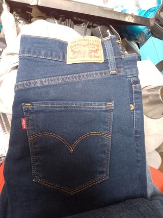 8 Vaqueros Levi's W29 (  6 usado una vez)